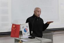 北京大学韩国留学班安炳浩教授在给学生授课
